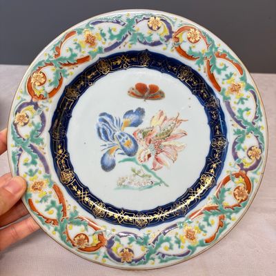 A Chinese famille rose 'Botanical' plate based on designs by the German botanist Maria Sybille Merian — foto 1