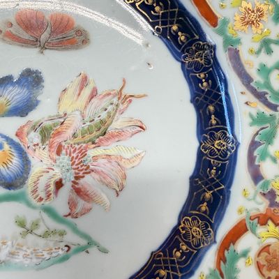 A Chinese famille rose 'Botanical' plate based on designs by the German botanist Maria Sybille Merian — foto 3