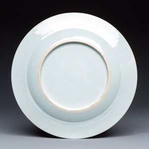 A Chinese famille rose 'Botanical' plate based on designs by the German botanist Maria Sybille Merian — foto 2