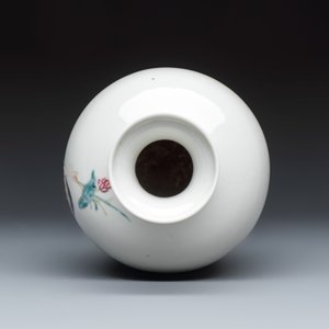 A Chinese famille rose 'Hehe Erxian' and 'Liu Hai' vase — photo 4
