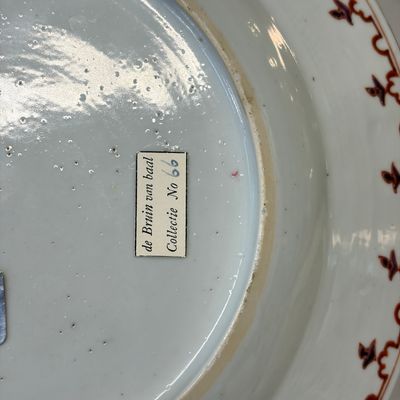 A Chinese famille rose 'arbour' plate after a design by Cornelis Pronk — foto 9