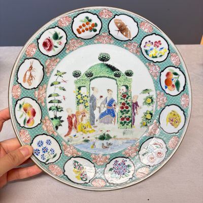 A Chinese famille rose 'arbour' plate after a design by Cornelis Pronk — foto 1
