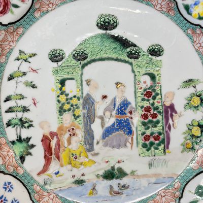 A Chinese famille rose 'arbour' plate after a design by Cornelis Pronk — foto 2