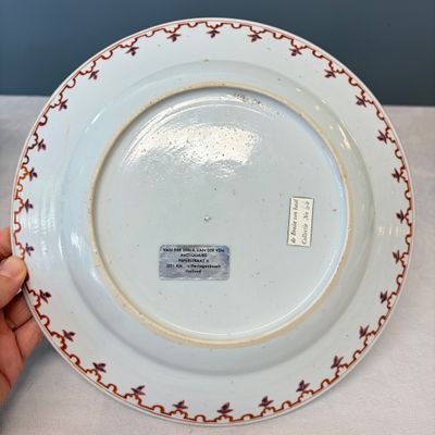 A Chinese famille rose 'arbour' plate after a design by Cornelis Pronk — foto 7