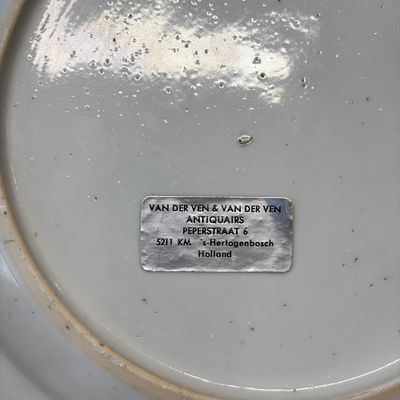 A Chinese famille rose 'arbour' plate after a design by Cornelis Pronk — foto 8