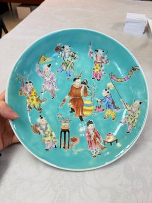 A Chinese famille rose turquoise-ground 'Playing Boys' plate — foto 1