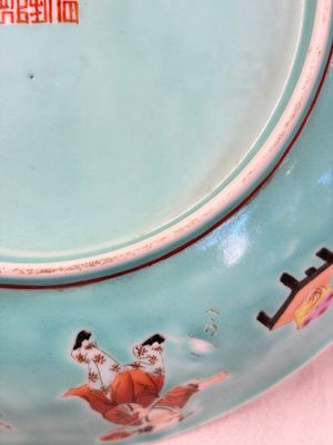 A Chinese famille rose turquoise-ground 'Playing Boys' plate — foto 13