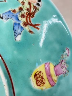 A Chinese famille rose turquoise-ground 'Playing Boys' plate — foto 15