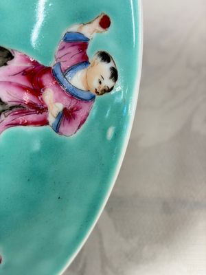 A Chinese famille rose turquoise-ground 'Playing Boys' plate — foto 16