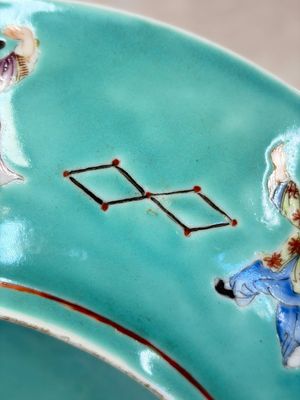 A Chinese famille rose turquoise-ground 'Playing Boys' plate — foto 17