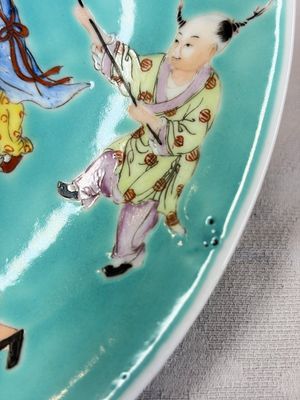 A Chinese famille rose turquoise-ground 'Playing Boys' plate — foto 2