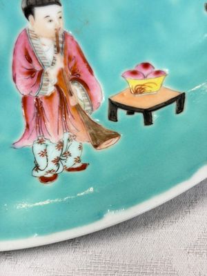 A Chinese famille rose turquoise-ground 'Playing Boys' plate — foto 3