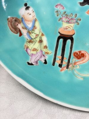 A Chinese famille rose turquoise-ground 'Playing Boys' plate — foto 4
