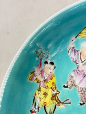 A Chinese famille rose turquoise-ground 'Playing Boys' plate — foto 5