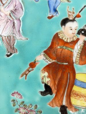 A Chinese famille rose turquoise-ground 'Playing Boys' plate — foto 6
