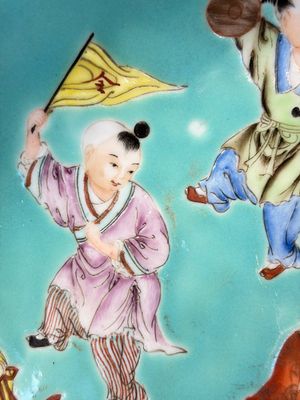 A Chinese famille rose turquoise-ground 'Playing Boys' plate — foto 7