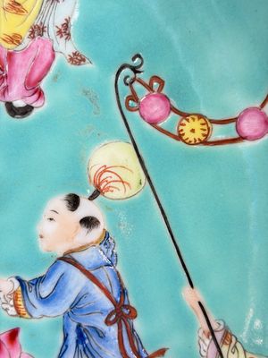 A Chinese famille rose turquoise-ground 'Playing Boys' plate — foto 8