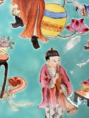 A Chinese famille rose turquoise-ground 'Playing Boys' plate — foto 9
