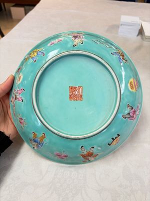 A Chinese famille rose turquoise-ground 'Playing Boys' plate — foto 10