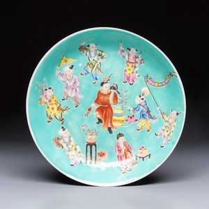A Chinese famille rose turquoise-ground 'Playing Boys' plate — foto 1