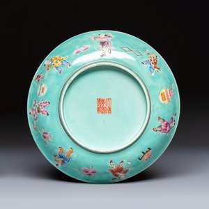 A Chinese famille rose turquoise-ground 'Playing Boys' plate — foto 2
