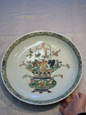 A Chinese famille verte 'Flower Basket' dish — foto 1