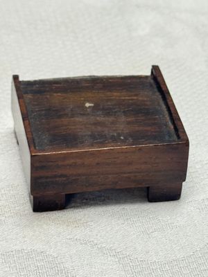A Chinese famille verte sancai biscuit 'Crab' water pot and a 'Swastika' square bottle on a later wooden stand — photo 15