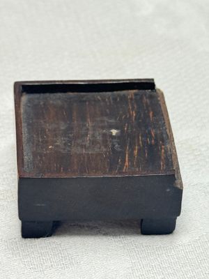A Chinese famille verte sancai biscuit 'Crab' water pot and a 'Swastika' square bottle on a later wooden stand — photo 16