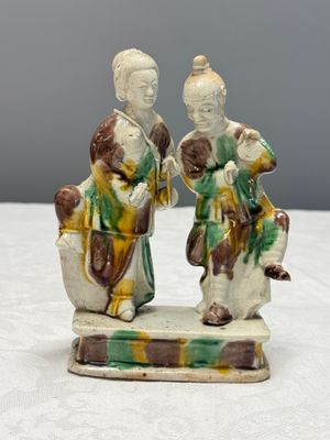 A Chinese famille verte sancai biscuit 'Merry Music Making' group — 照片 1