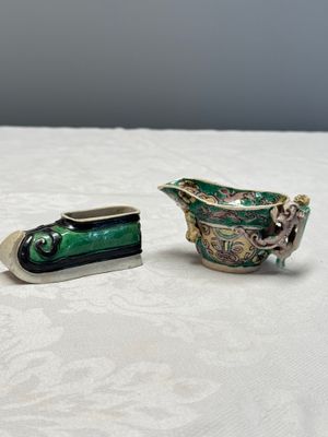 A Chinese famille verte sancai biscuit libation cup and a model of a shoe — photo 1
