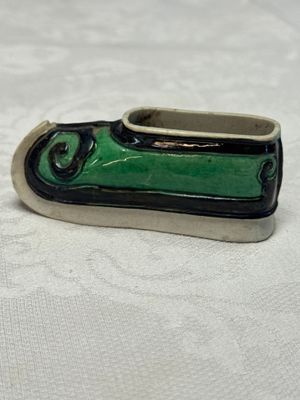 A Chinese famille verte sancai biscuit libation cup and a model of a shoe — photo 2