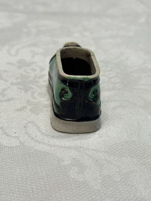 A Chinese famille verte sancai biscuit libation cup and a model of a shoe — photo 3