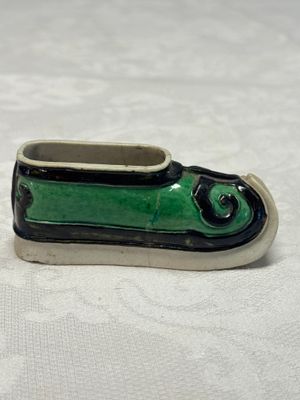 A Chinese famille verte sancai biscuit libation cup and a model of a shoe — photo 4