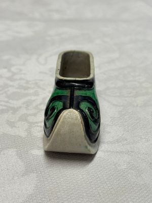A Chinese famille verte sancai biscuit libation cup and a model of a shoe — photo 5