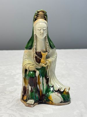 A Chinese famille verte sancai biscuit model of Guanyin — foto 1