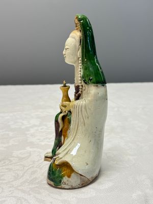 A Chinese famille verte sancai biscuit model of Guanyin — foto 2