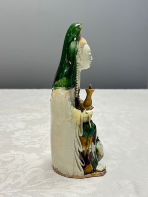 A Chinese famille verte sancai biscuit model of Guanyin — foto 4