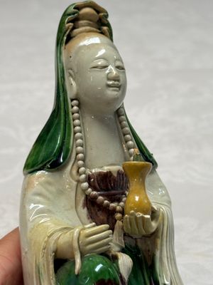 A Chinese famille verte sancai biscuit model of Guanyin — foto 5