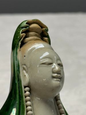 A Chinese famille verte sancai biscuit model of Guanyin — foto 6