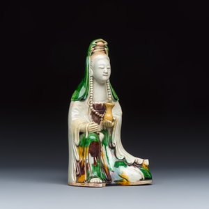 A Chinese famille verte sancai biscuit model of Guanyin — foto 1