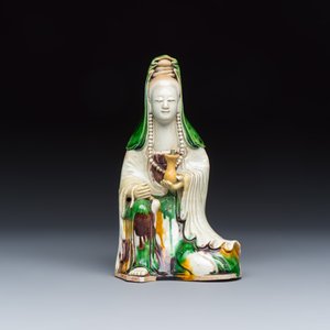 A Chinese famille verte sancai biscuit model of Guanyin — foto 2