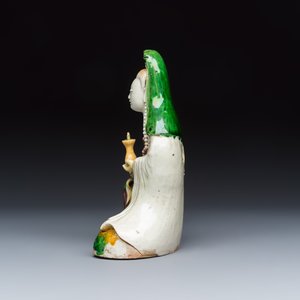 A Chinese famille verte sancai biscuit model of Guanyin — foto 3