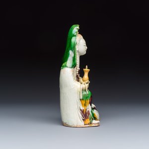 A Chinese famille verte sancai biscuit model of Guanyin — foto 5