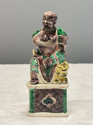 A Chinese famille verte sancai biscuit model of a seated Luohan on a tiger — foto 1