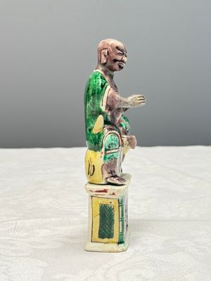 A Chinese famille verte sancai biscuit model of a seated Luohan on a tiger — foto 2