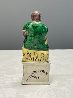 A Chinese famille verte sancai biscuit model of a seated Luohan on a tiger — foto 3