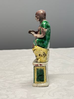 A Chinese famille verte sancai biscuit model of a seated Luohan on a tiger — foto 4