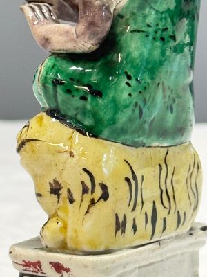A Chinese famille verte sancai biscuit model of a seated Luohan on a tiger — foto 5
