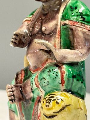 A Chinese famille verte sancai biscuit model of a seated Luohan on a tiger — foto 6