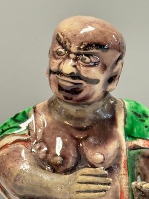 A Chinese famille verte sancai biscuit model of a seated Luohan on a tiger — foto 7